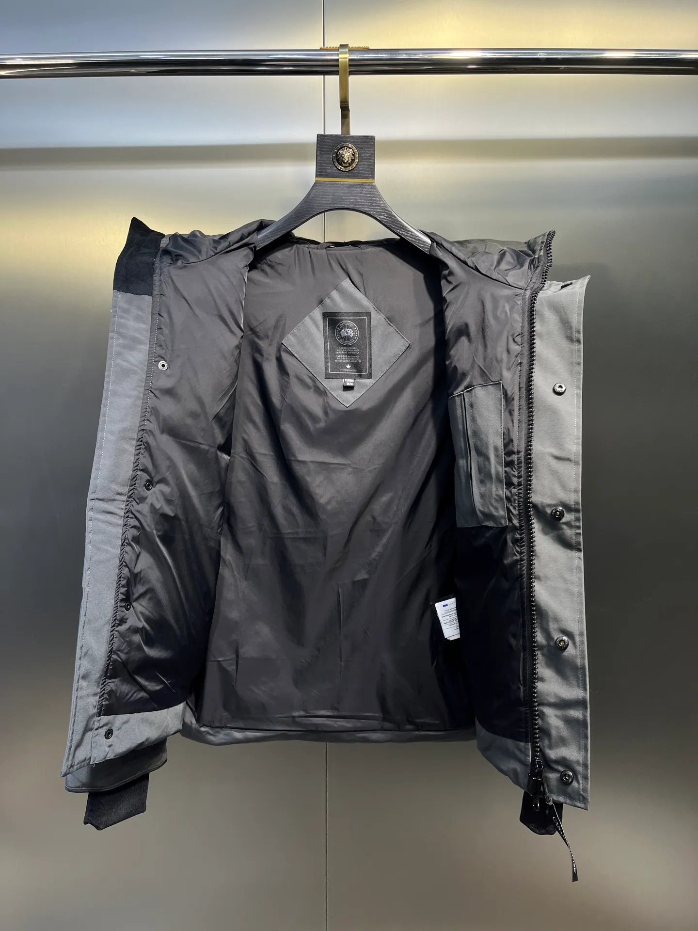 P700 Goose 🌟17 styles of chest patch, same style for men and women, cold-resistant down jackets! The fur collar is detachable. The natural Siberian coyote fur collar has a delicate yet strong feel, which comes from the sense of life that comes from the erosion of wind and frost in nature. The market usually uses raccoon fur or fake fur instead, which is not even the slightest bit better! The collar part has cold-proof flannel, which is close to the head and neck, comfortable and warm! The fabric is made of high-density nano-level waterproof fabric, which is windproof and wear-resistant and has a certain thickness! The zipper is the official YKK brand! The waist has an elastic waistline design that can be adjusted according to yourself! There is also an anti-wind Velcro inside! Seamless threaded cuffs to avoid stiffening! In order to prevent cold wind from pouring in, a double closure design is adopted. On the premise of the traditional zipper fly, six Velcro fasteners are used for secondary closure, which brings better warmth retention effect. It retains the classic hooded design and uses super large luxurious wolf fur to protect against wind and cold. No matter how low the temperature is this winter, one piece is enough. I’ll give you the wind and temperature. Size: s-xl
